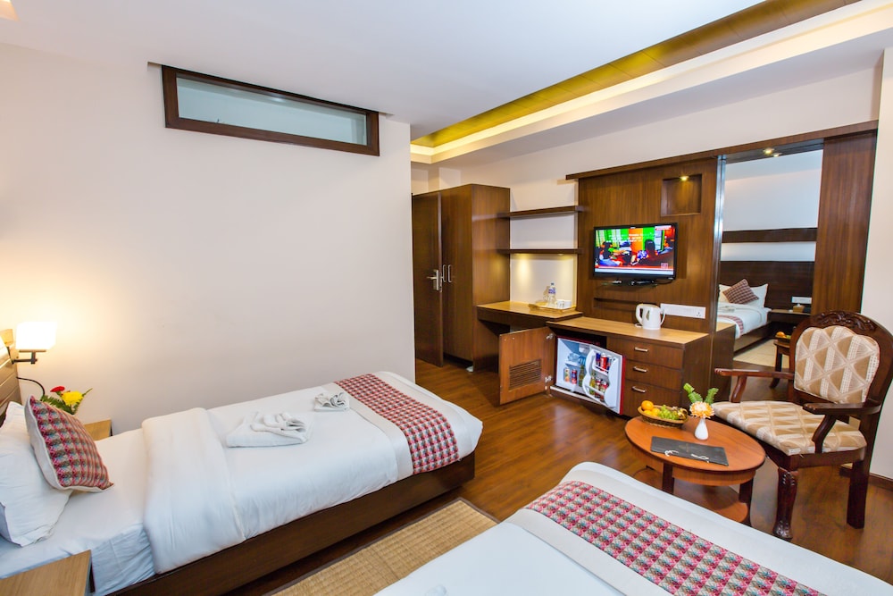 DELUXE, TWIN BEDS, CITY VIEW, BALCONY