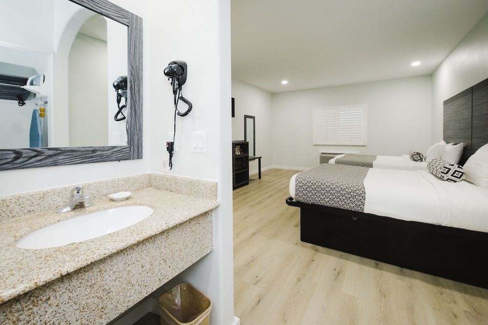 Sapphire Inn & Suites- Deer Park 32/36