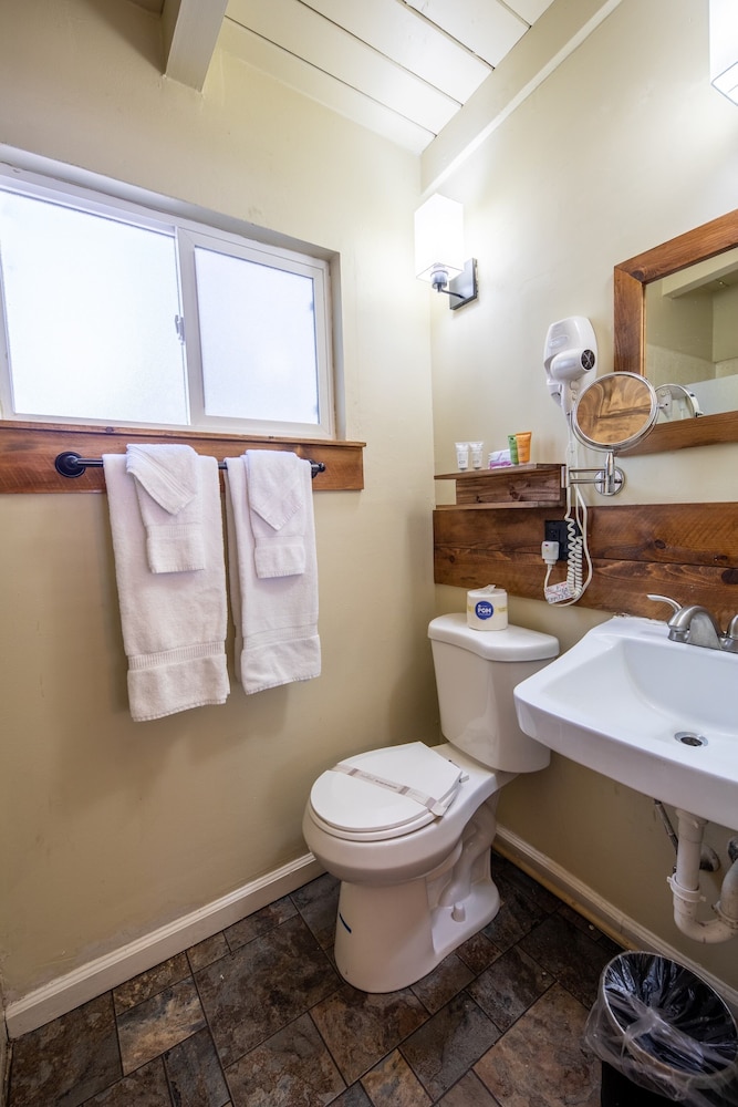 Emerald Bay Lodge 37/40