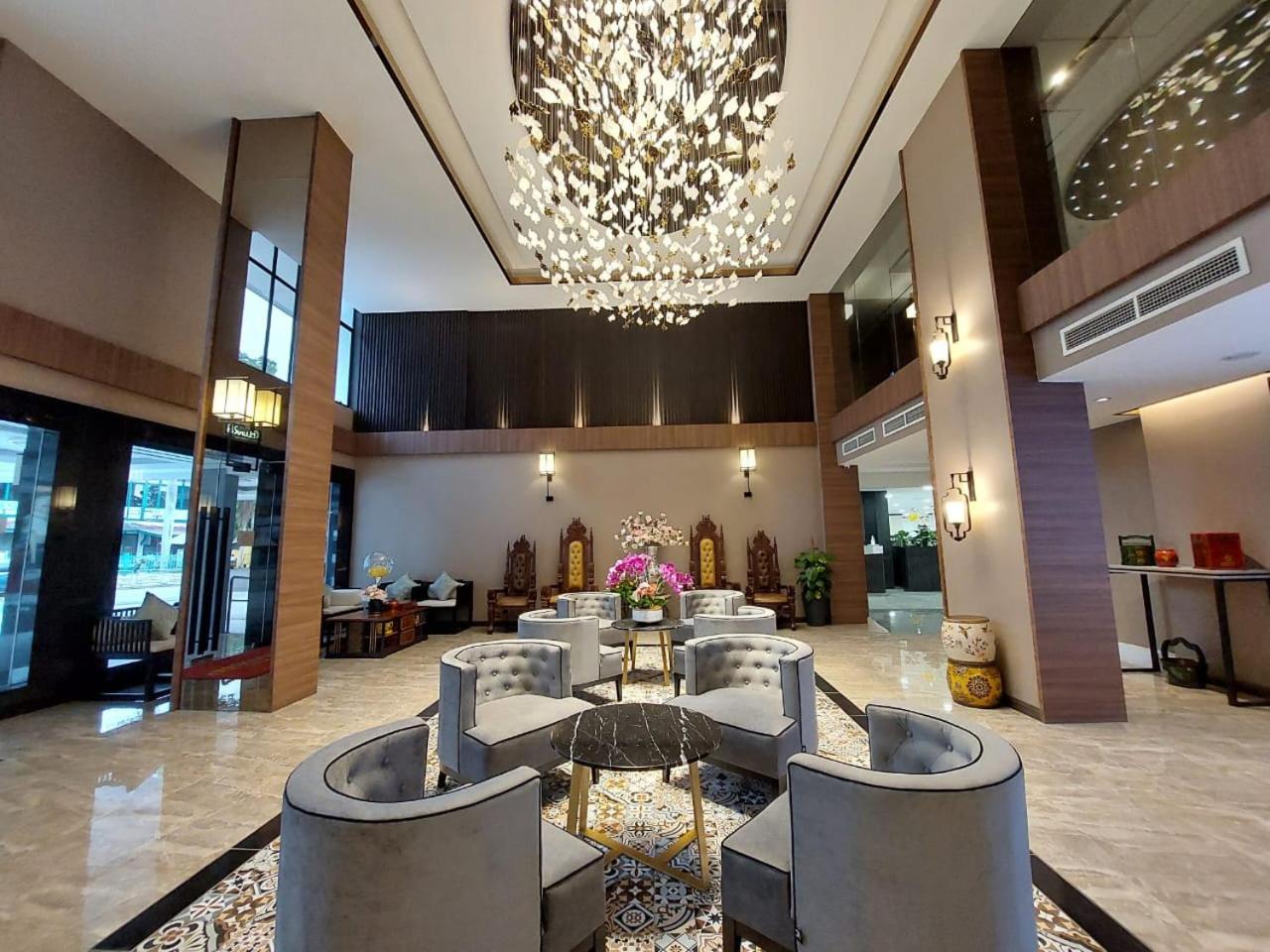 CHRISTEE SUITES 5/37