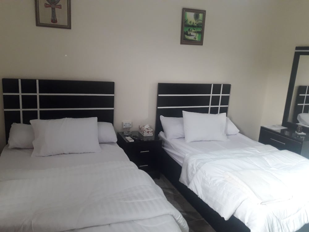 Three Giza Pyramids Inn 40/65