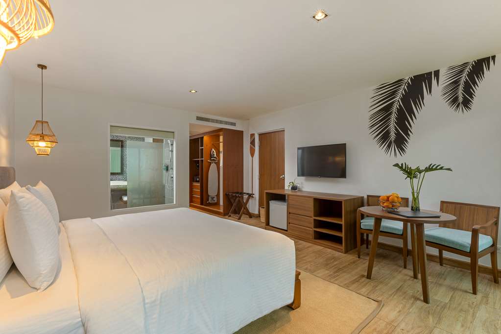 غرفة ديلوكس بسرير مزدوج بشرفة، Outrigger Khao Lak Beach Resort 3/4