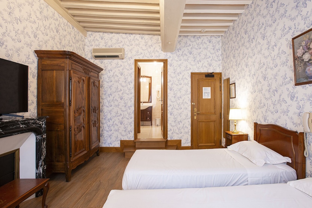 COMFORT, TWIN BEDS, PRIVATE BATHROOM