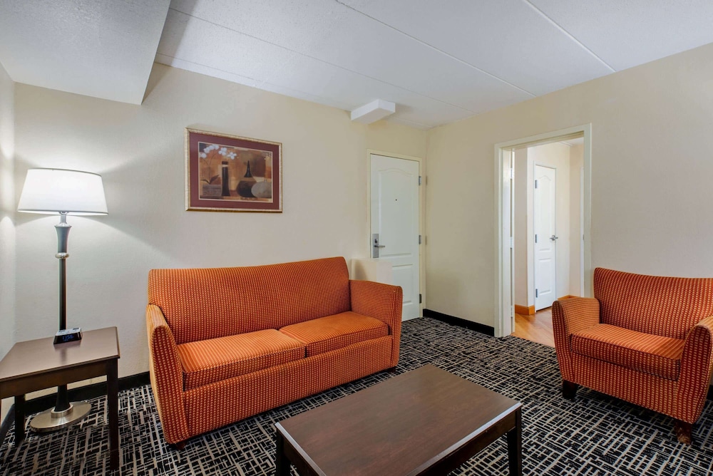 La Quinta Inn & Suites by Wyndham Lexington Park - Patuxent 36/52