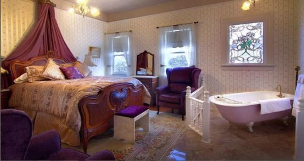 Gingerbread Mansion Inn 49/73
