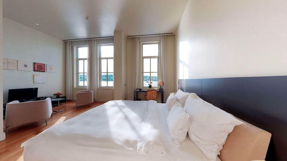 Ajia Hotel 10/50