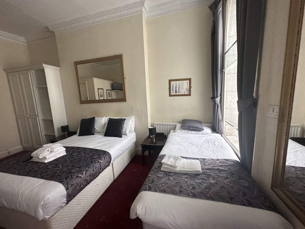 ROOM, TRIPLE, 1 DOUBLE AND 1 SINGLE BED