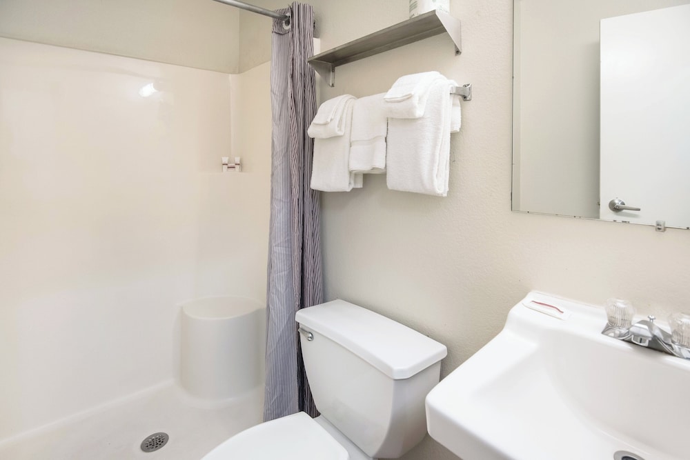 HomeTowne Studios By Red Roof Colorado Springs - Airport 24/27