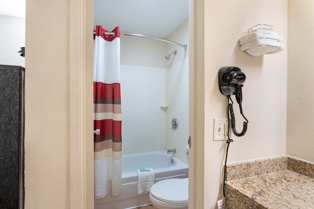 Travelodge by Wyndham Peoria 24/52