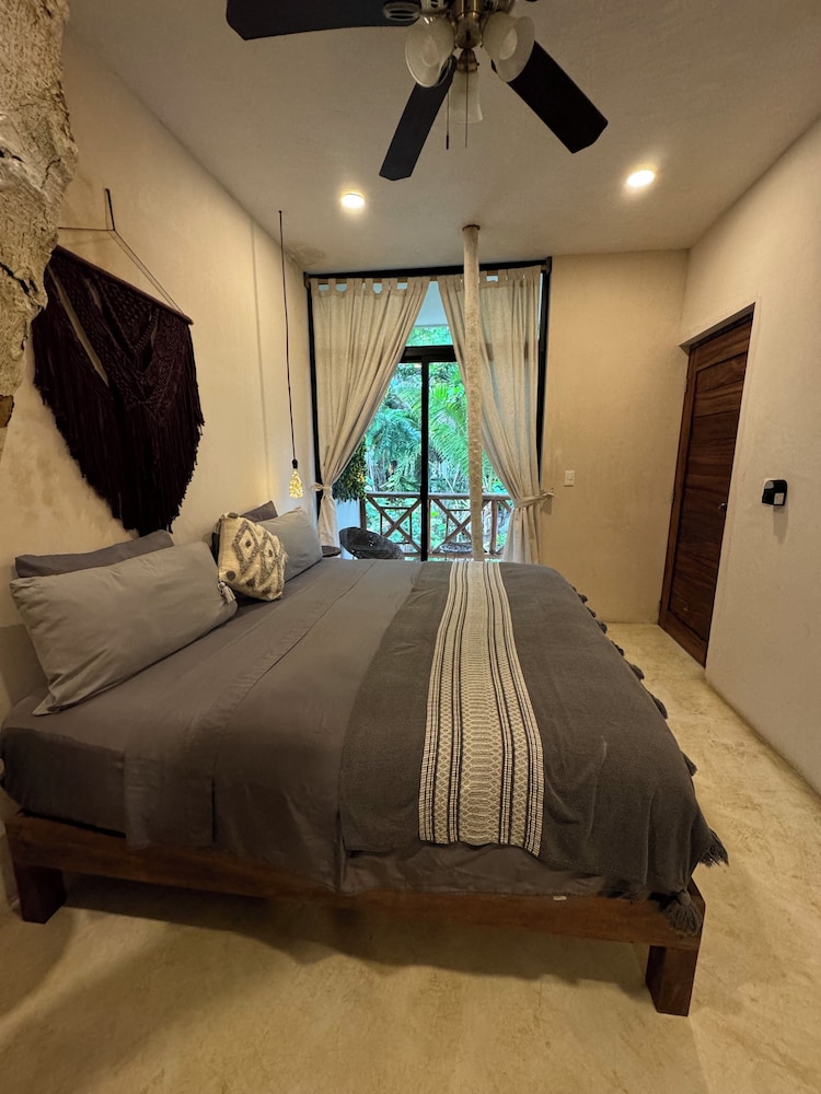 Deluxe, King Bed
