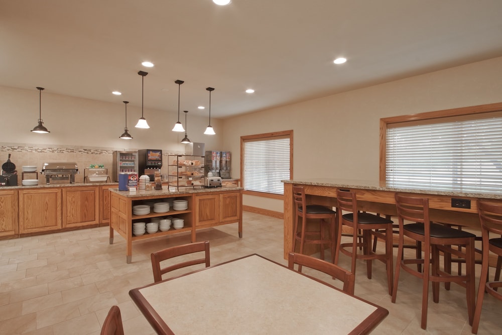 Country Inn & Suites by Radisson, Davenport - Quad Cities 16/17