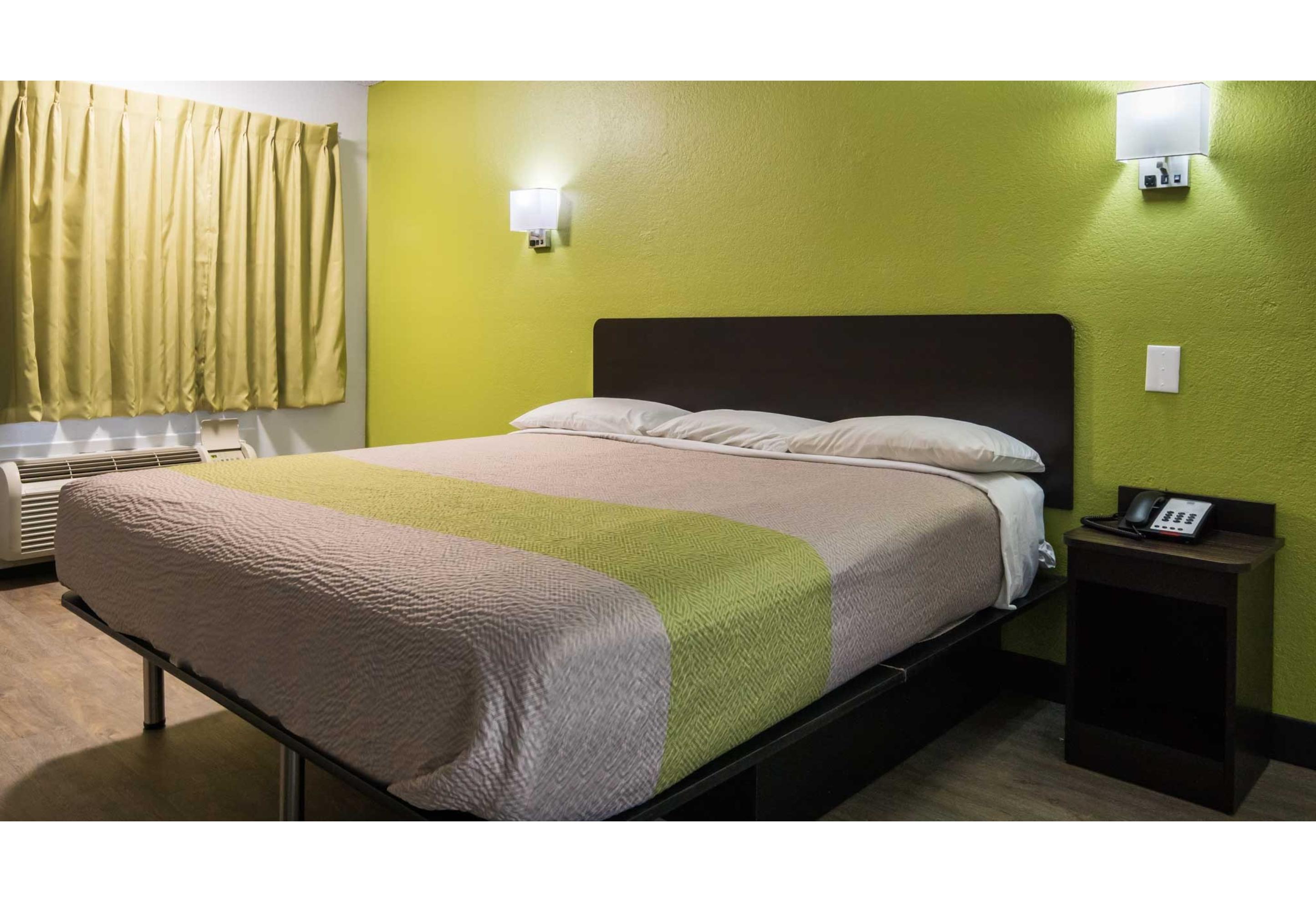 غرفة بسرير كينج للمدخنين، Motel6 Irving, TX - Loop 12 5/10
