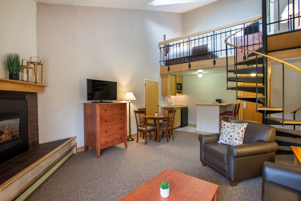 The Vintage Hotel 24/43