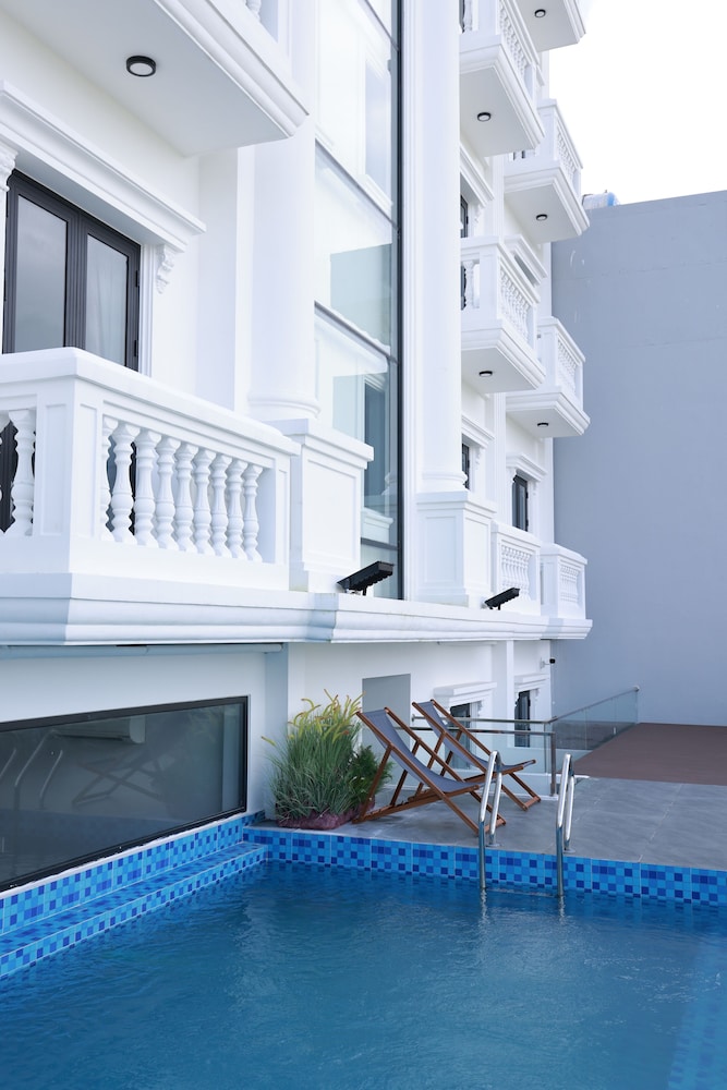 Monaco Hotel 43/49