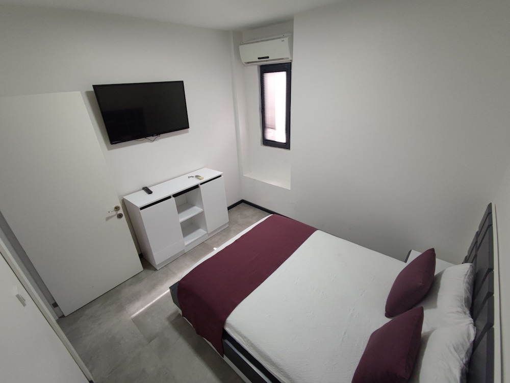 Deluxe, Apartment, 1 Queen and 2 Double Beds, 3 Beds