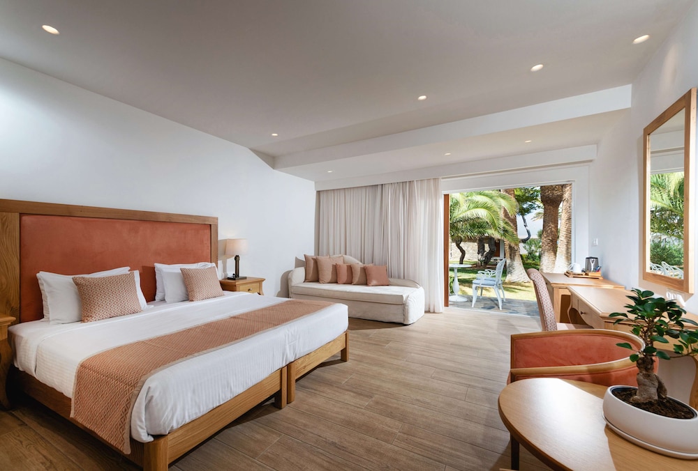 بنغل بريميوم بسرير مزدوج بإطلالة على الحديقة مع أريكة، Civitel Creta Beach 5/10