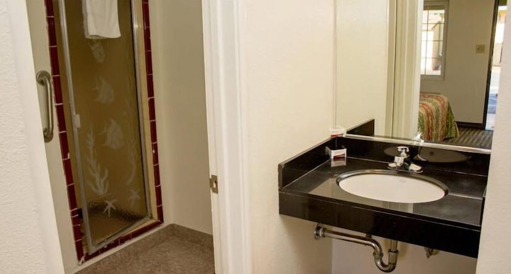 غرفة قياسية بسرير كوين، King Apos S Rest Motel 2/3