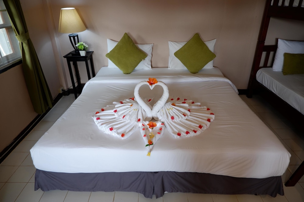 Kata Beachwalk Hotel And Bungalows 36/74