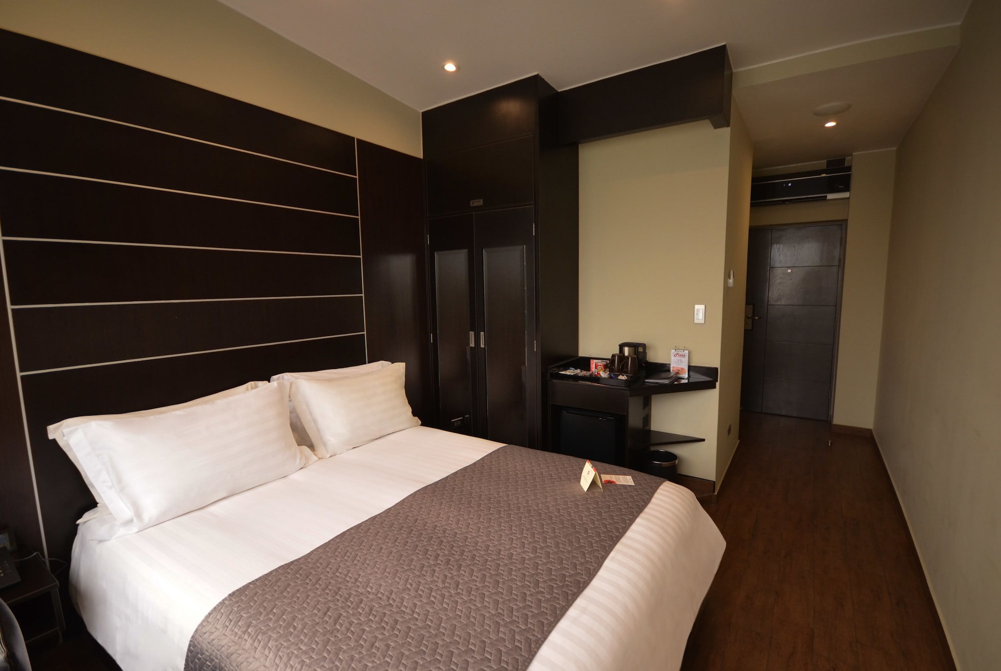 STANDARD, QUEEN BED