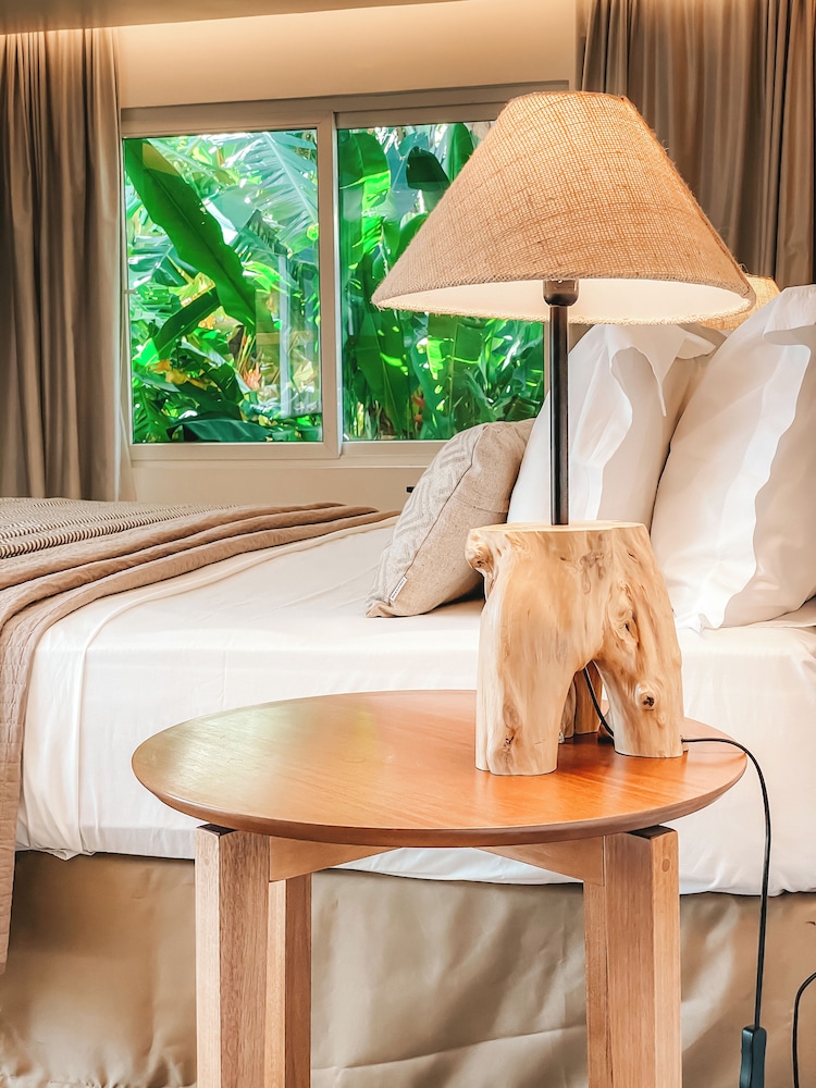 Dolphin Villa Hotel 11/50