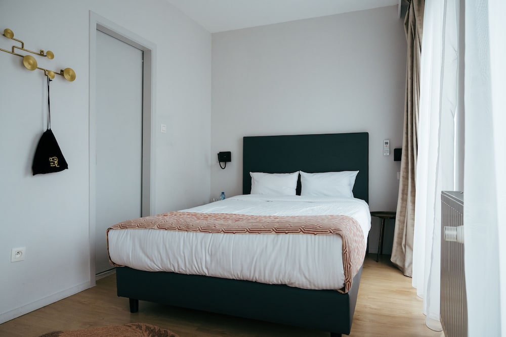 ROOM, SINGLE