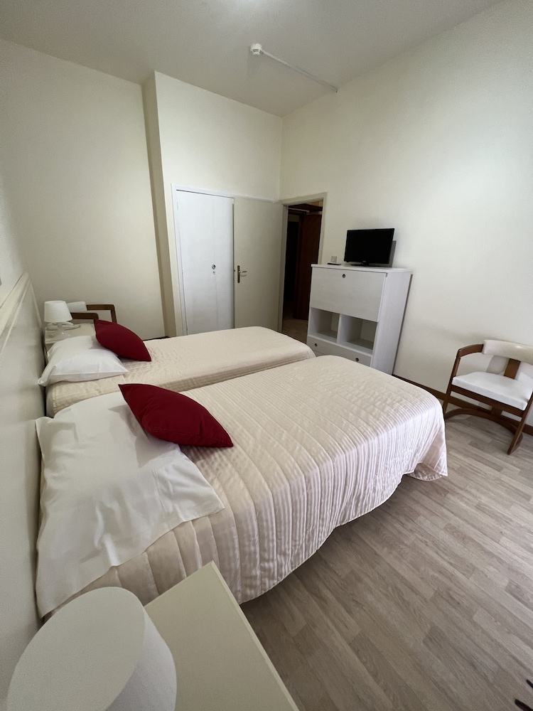 ROOM, QUADRUPLE