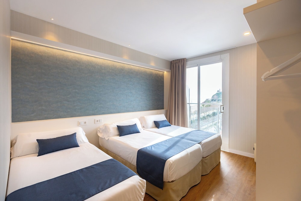 ROOM, DOUBLE BED, WITH EXTRA BED, SEA VIEW