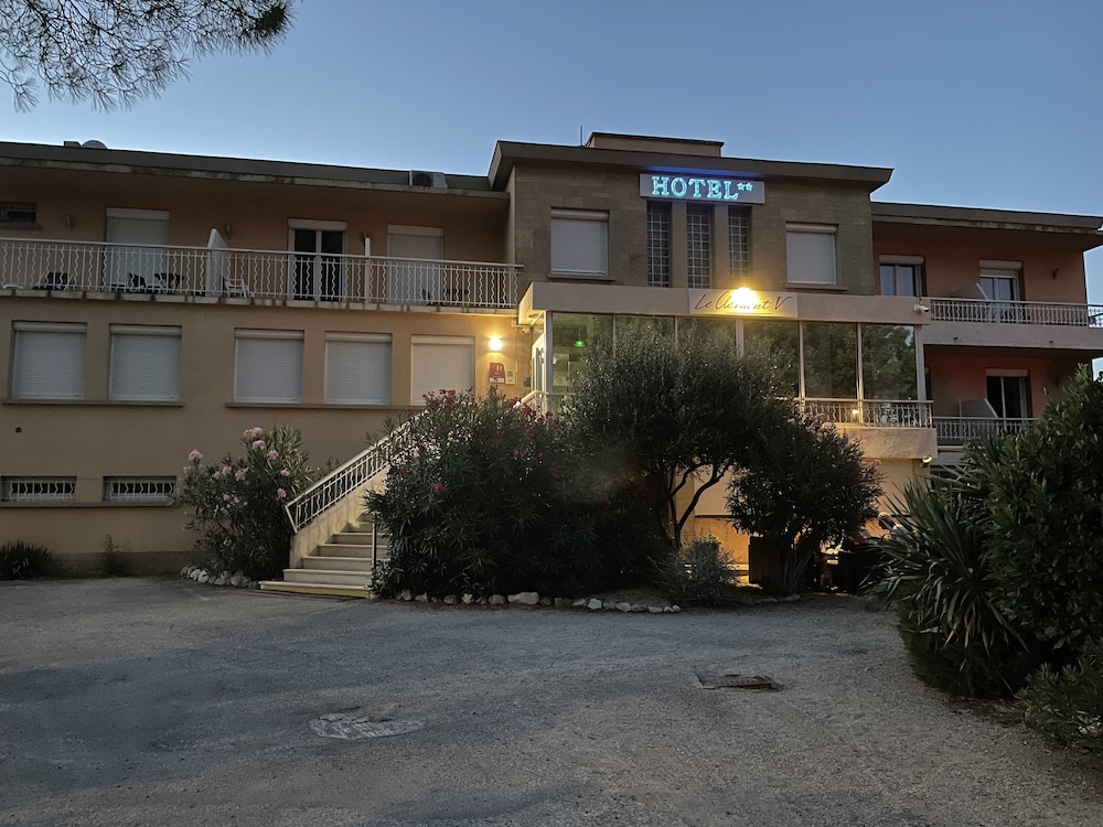 HOTEL LE CLEMENT V 5/66