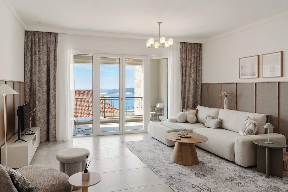 Lustica Bay Vacation Homes 20/50