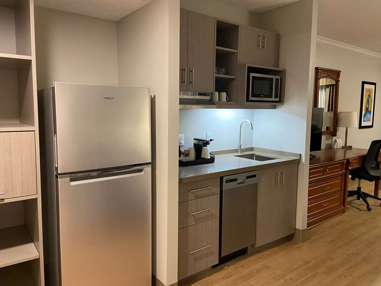 غرفة بسرير كينج بمطبخ صغير، Best Western Plus Ottawa City Centre 7/7