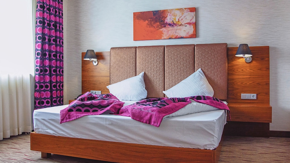 SUPERIOR, KING BED, 3 BEDS