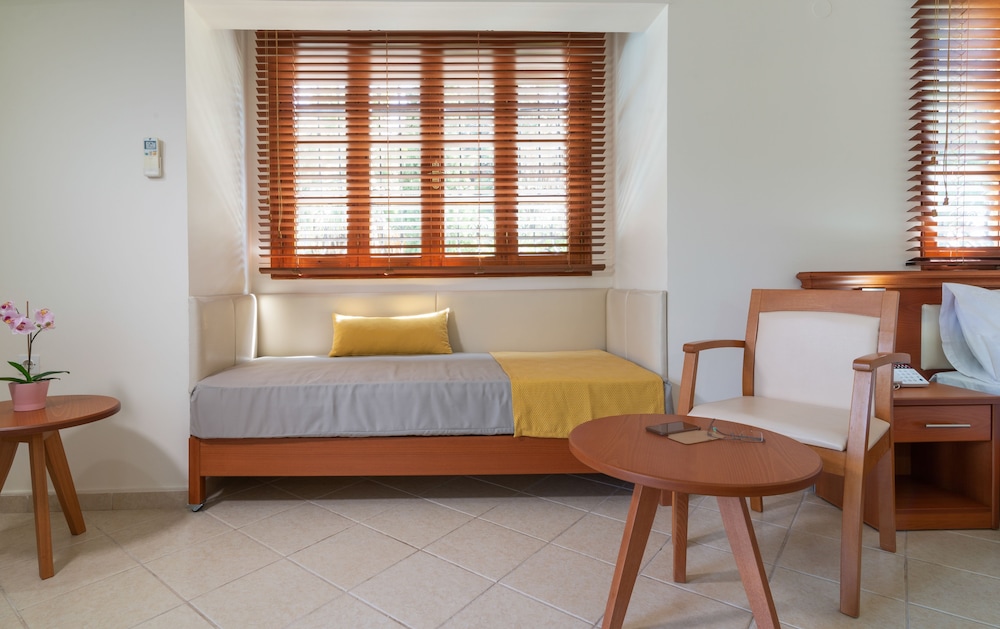 Porfi Beach Hotel 25/36