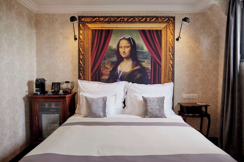 DELUXE, KING BED