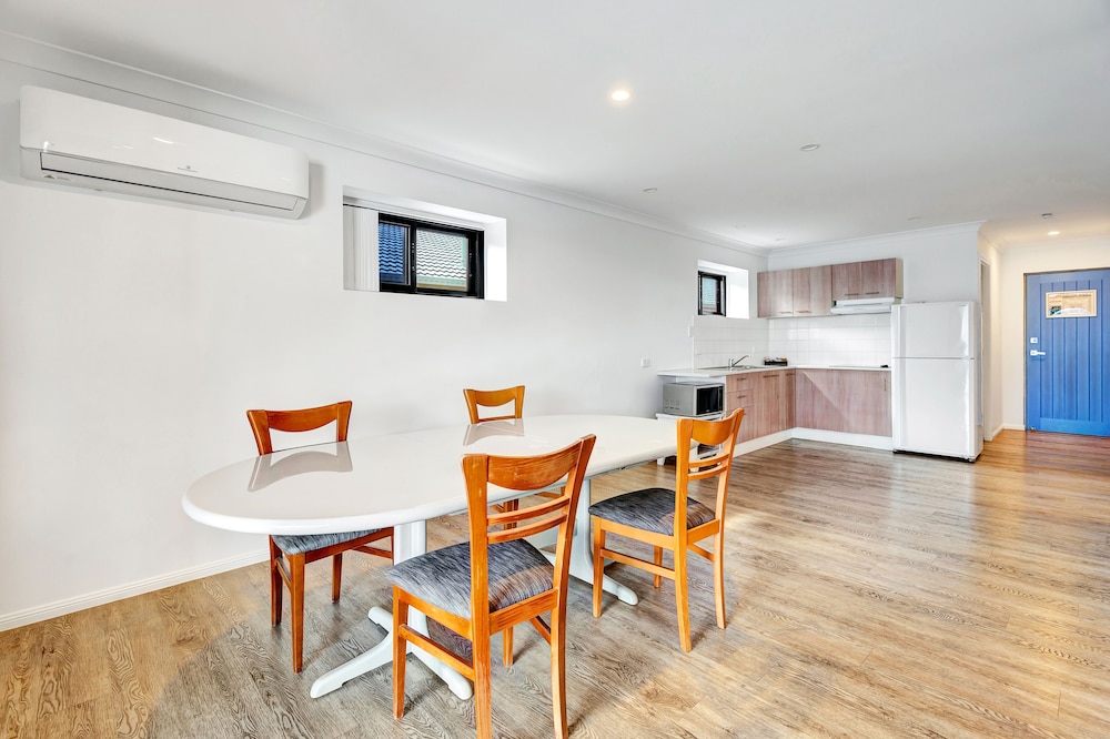 Montego Mermaid Beach Motel 49/69
