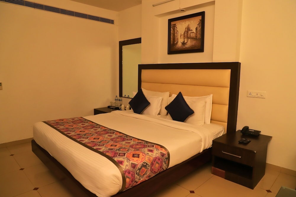 BASIC, STUDIO, QUEEN BED, NO WINDOW