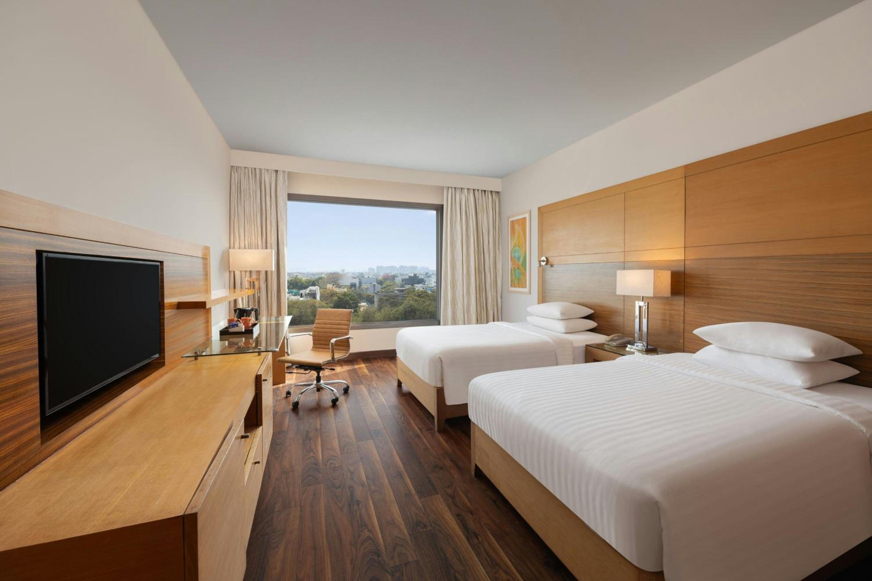غرفة بسريرين منفصلين، Courtyard By Marriott Gurugram Downtown 8/11