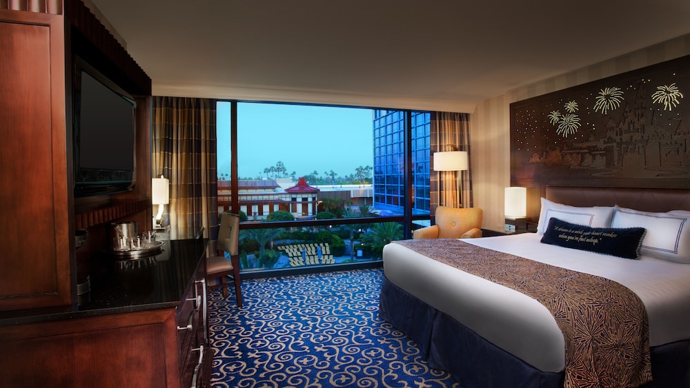 Disneyland Hotel 28/70