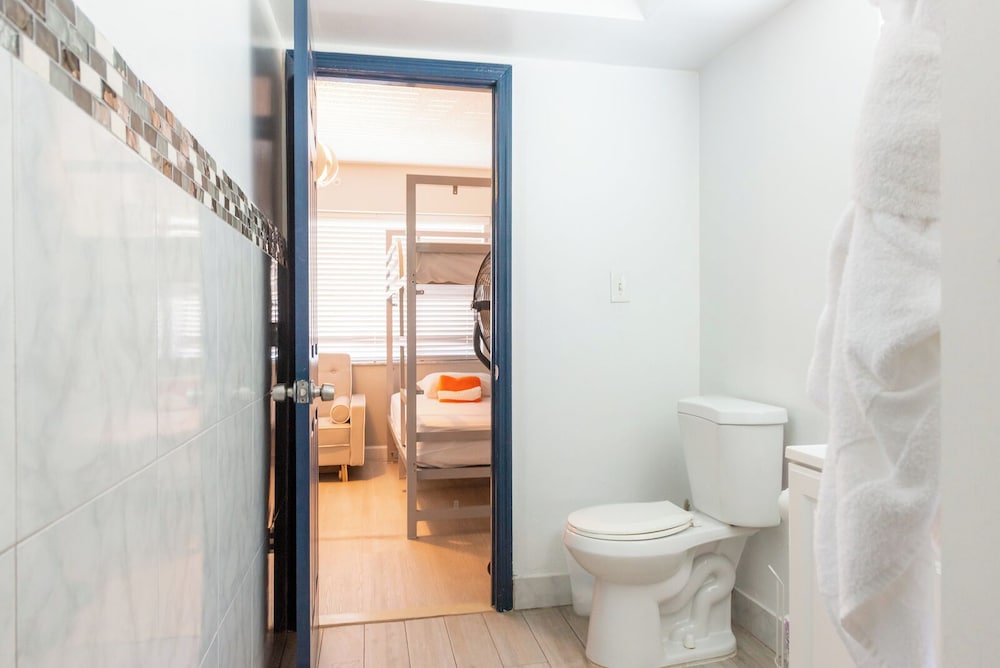 Hollywood Beach Suites Hostel Hotel 73/75