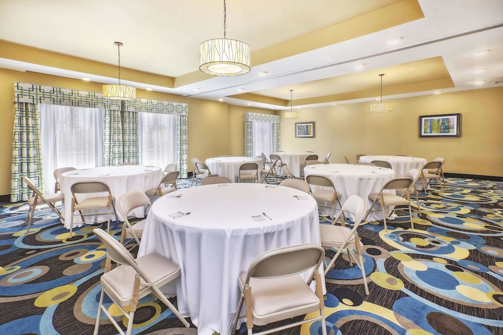 La Quinta Inn And Suites By Wyndham Niagara Falls 21/27