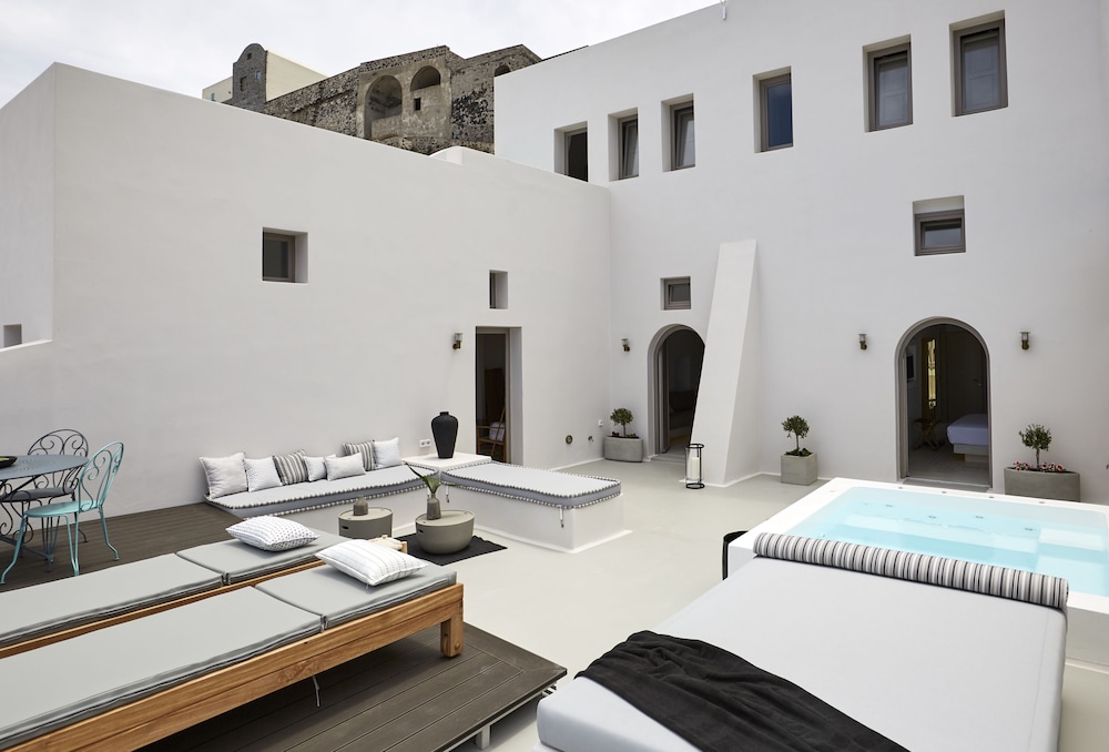 White And Co. La Torre Suites 44/50
