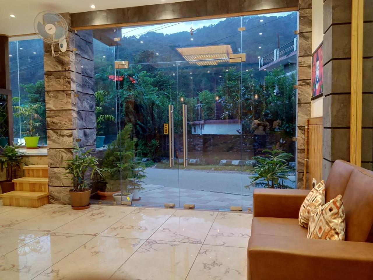 Oyo 10820 Hotel Nature's View 10/68