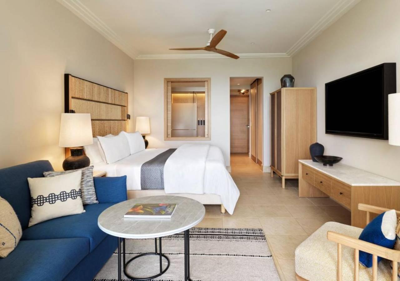 غرفة ديلوكس بسرير كينج بإطلالة على الحديقة بشرفة مع أريكة، The Westin Resort, Costa Navarino 5/9