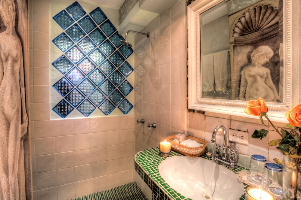 Rivera del Rio Boutique Hotel 77/81