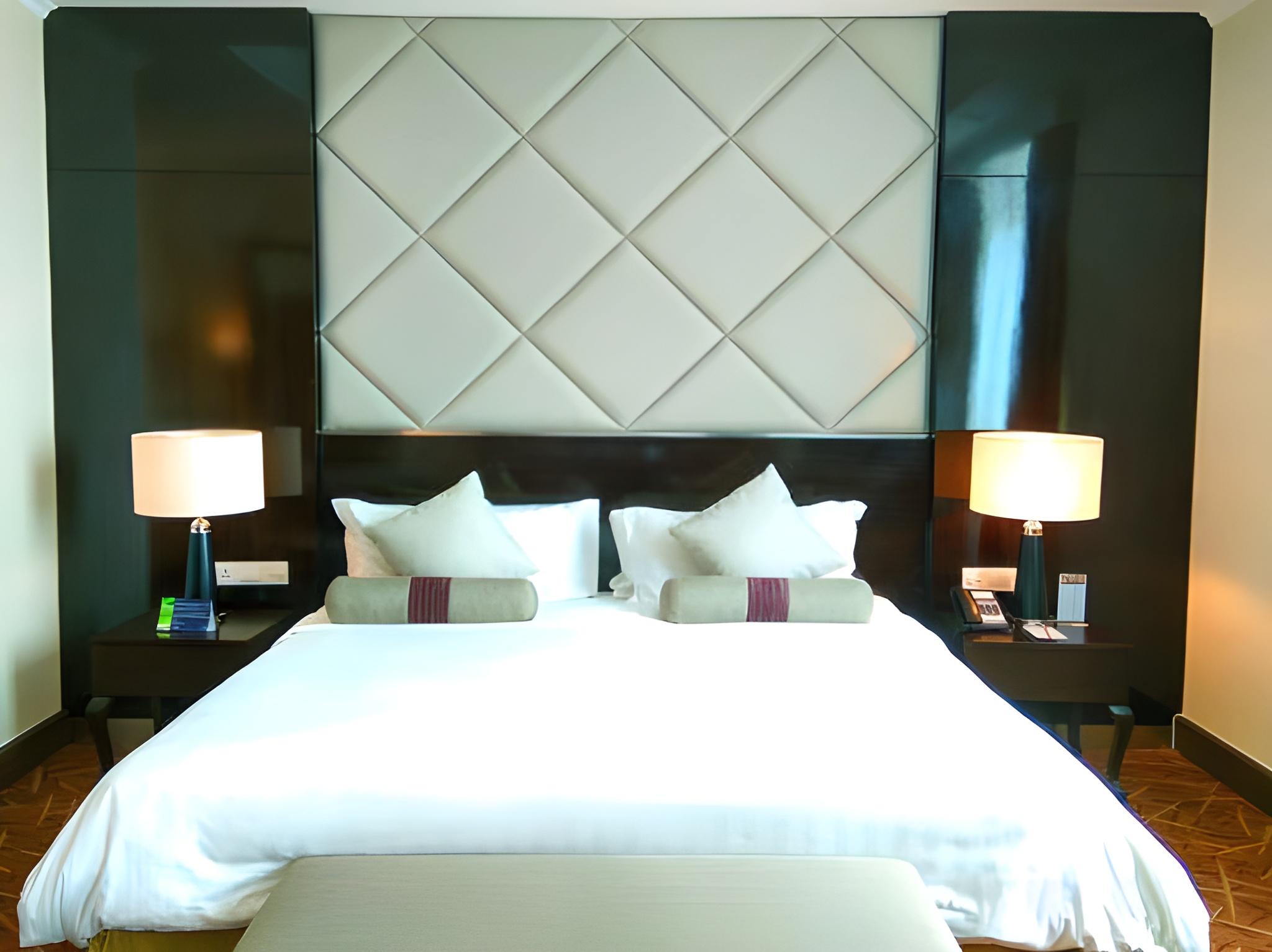 Peninsula, Suite