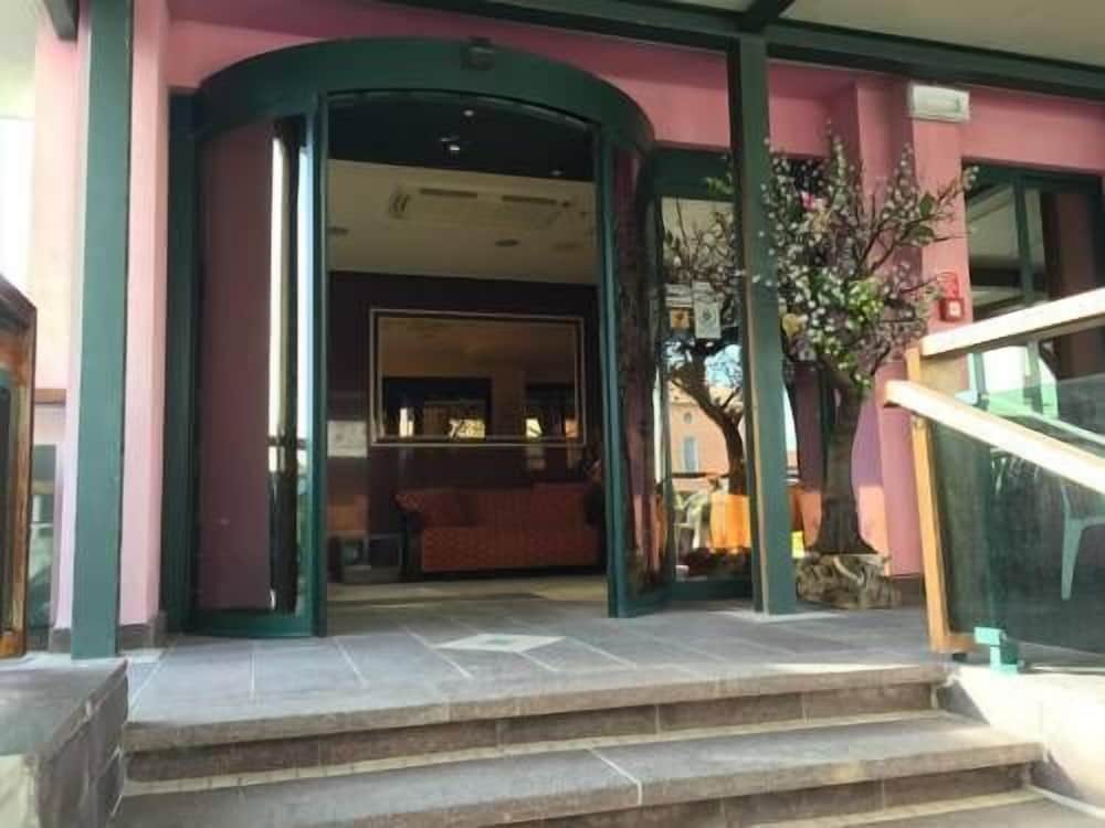 Sabra Hotel 5/35