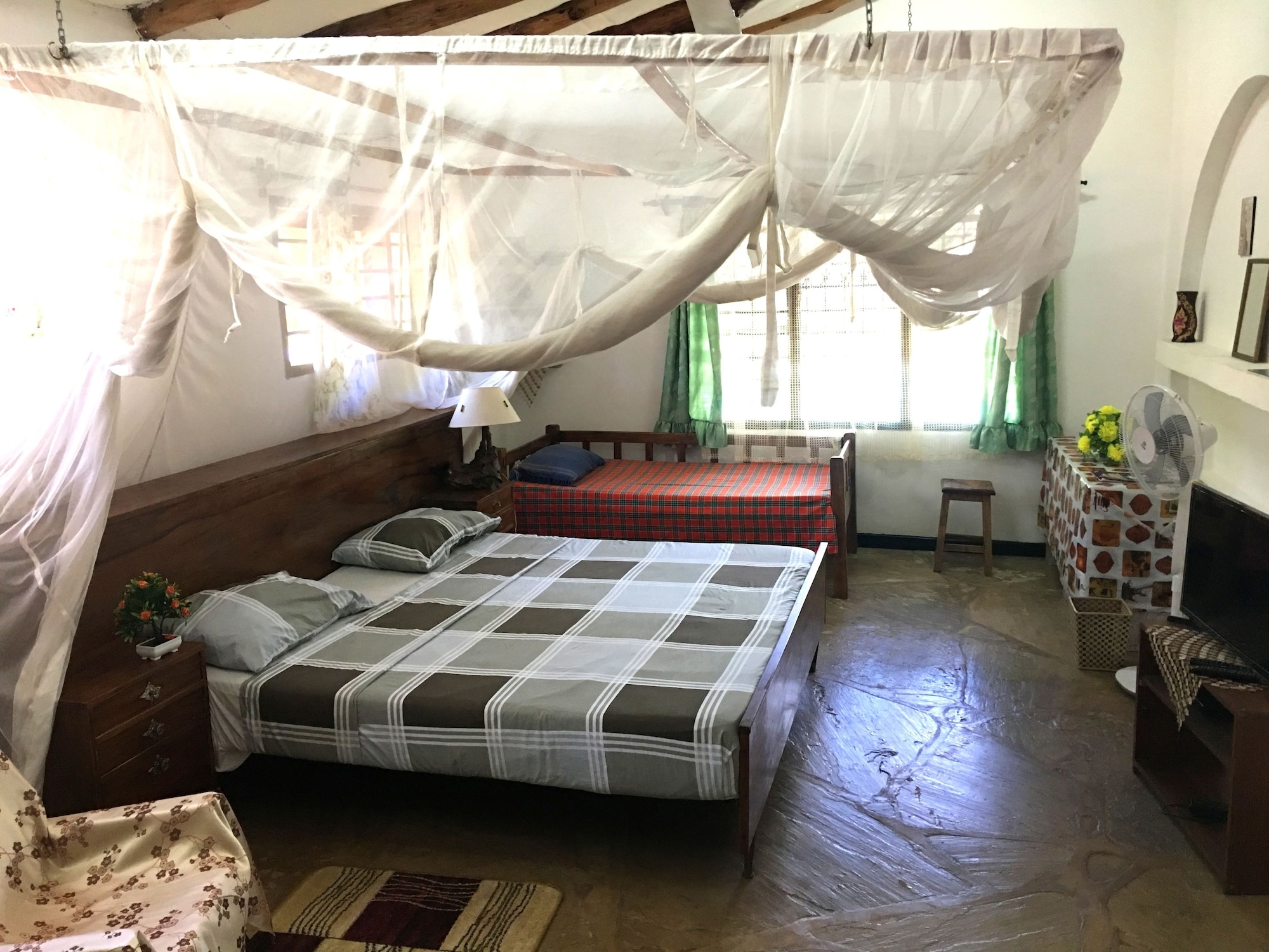 جناح استوديو كومفورت بسرير كينج وسرير فردي بإطلالة على المسبح، Tradewinds Lodge 2/3