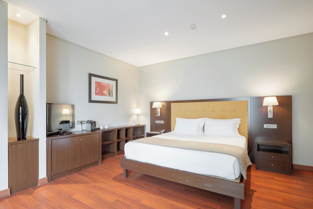 Family, King Bed, 2 Murphy Beds