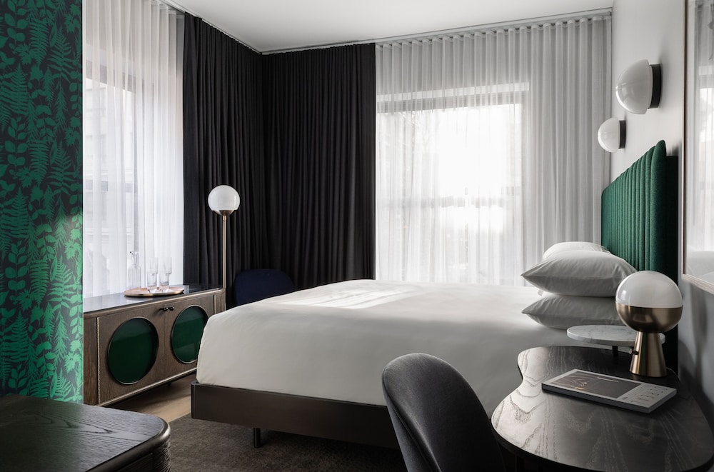 DELUXE, KING BED, CITY VIEW, CORNER