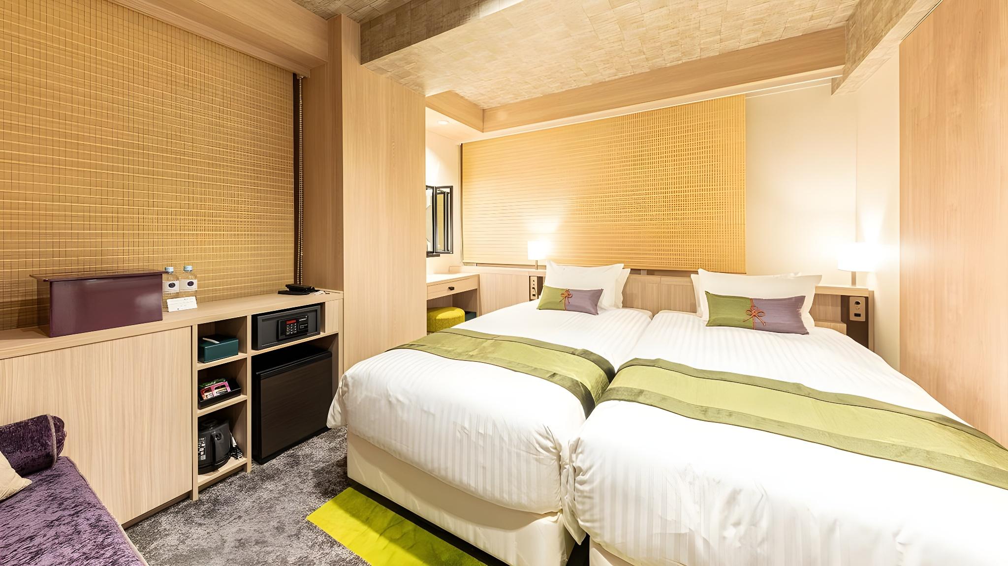 Hollywood, Moderate, Twin Beds, Main Building