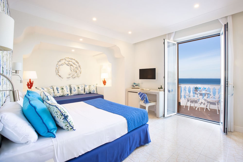 2 Bedrooms, Family, 4 Beds, 2 Queen Beds, Sea Front, Balcony, High Floor